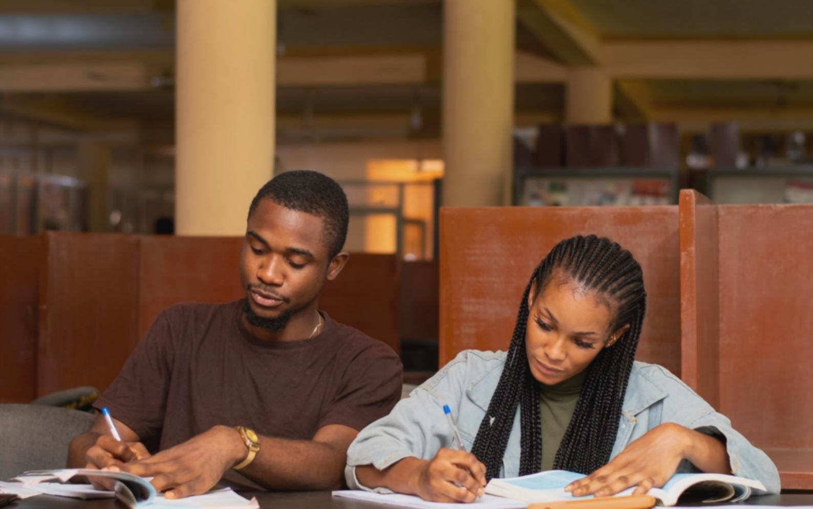 Praktische Finanzanalyse Arbeitsumgebung mit Dokumenten und Analyse-Tools