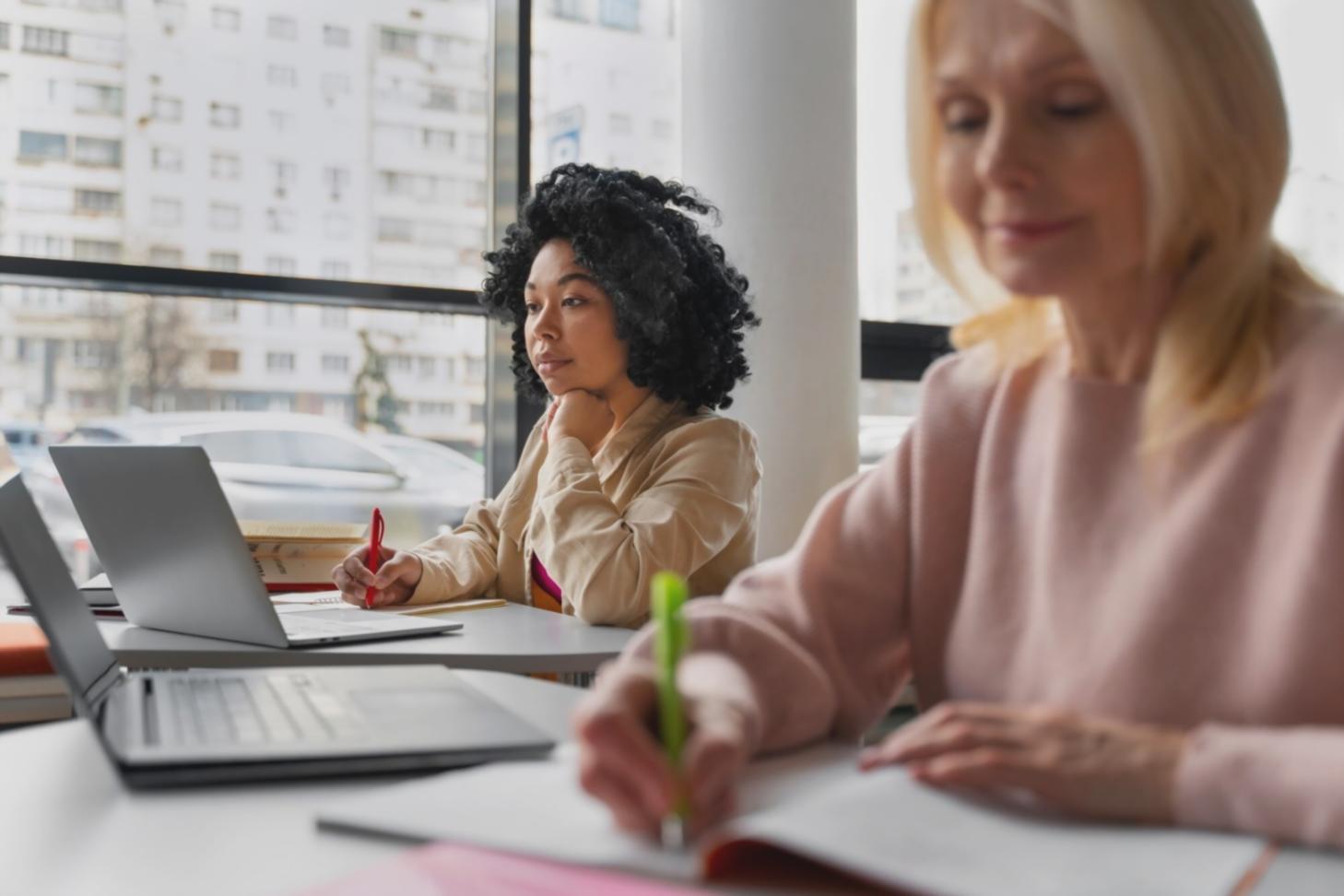 Teilnehmer analysiert Finanzberichte am Schreibtisch mit Taschenrechner und Dokumenten